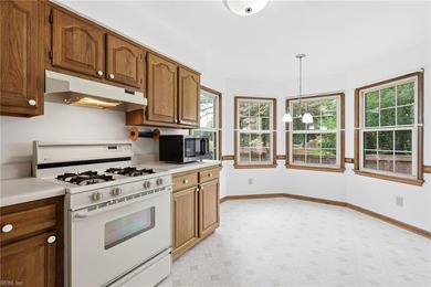 Spacious 4 Br, 2 1/2 bath colonial style single family home at - photo 35