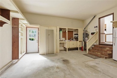 Spacious 4 Br, 2 1/2 bath colonial style single family home at - photo 37