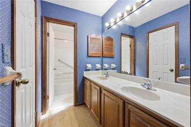 Spacious 4 Br, 2 1/2 bath colonial style single family home at - photo 40
