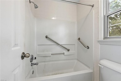 Spacious 4 Br, 2 1/2 bath colonial style single family home at - photo 42