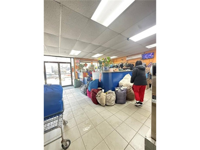 Great investment property with big and busy laundromat - photo 4
