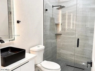Welcome to a home that truly feels brand new! This beautifully - photo 14