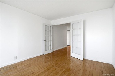 Sun-Filled 1-Bedroom + Office Corner Unit in Forest Hills Bright - photo 15