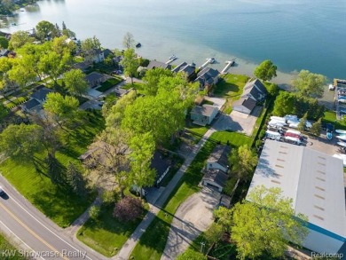 Elizabeth Lake Home For Sale in Waterford Michigan