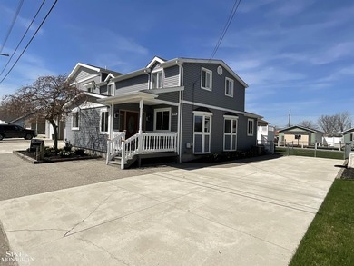 NEW PRICE ENJOY THE BEST OF WATERFRONT LIVING WITH THIS 5 - photo 3