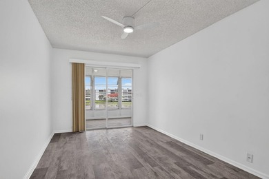 Welcome home! This freshly renovated, 3rd-floor 2-bed, 1.5-bath - photo 18