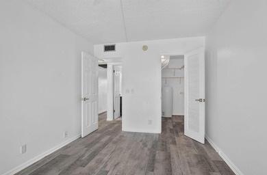 Welcome home! This freshly renovated, 3rd-floor 2-bed, 1.5-bath - photo 19