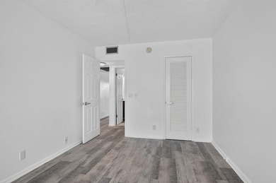 Welcome home! This freshly renovated, 3rd-floor 2-bed, 1.5-bath - photo 20