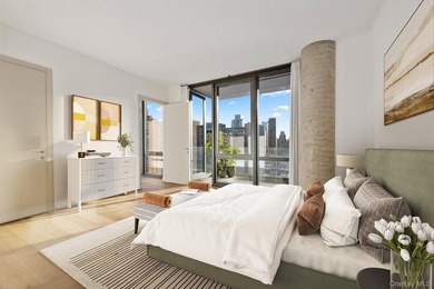 A Sanctuary in the Sky: Exquisite Full-Floor Penthouse with 3 - photo 8