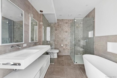 A Sanctuary in the Sky: Exquisite Full-Floor Penthouse with 3 - photo 9
