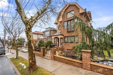 Completed in 2008, this bespoke residence in Dyker Heights - photo 2