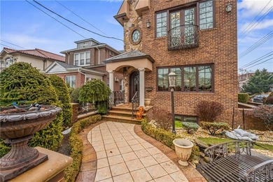 Completed in 2008, this bespoke residence in Dyker Heights - photo 4