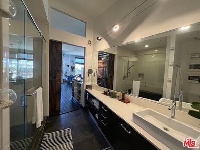 Welcome to Steel Lofts, one of the Marina Arts District's most - photo 15