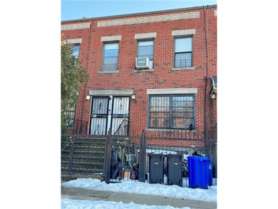 Well-kept 2-family brick residence offering a 20*47 building - photo 3