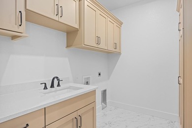 SELLER READY TO NEGOTIATE, BRING ALL OFFERS! Experience modern