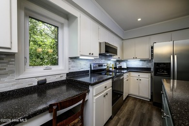 BEST VALUE WATERFRONT HOME IN NEW BERN!!! Ready for its next - photo 32