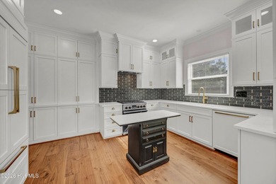 Coveted Landfall townhouse condominium in Colony Club! This end