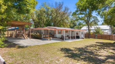 This charming coastal cabin in the heart of Steinhatchee offers - photo 1