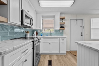 This charming coastal cabin in the heart of Steinhatchee offers - photo 4
