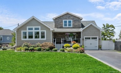 (private lake, pond, coastal) Home For Sale in West Islip New York