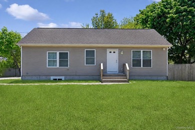 Welcome to this meticulously maintained Ranch in Bellport. This - photo 1