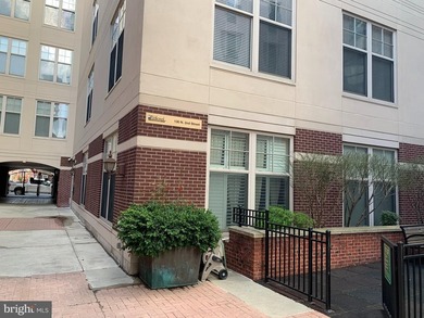 Rare 3 bedroom / 2 bedroom + den ground floor condominium rental - photo 21