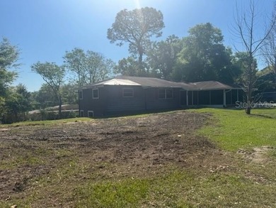 Welcome to this charming 3-bedroom, 2-bathroom pool home located - photo 3