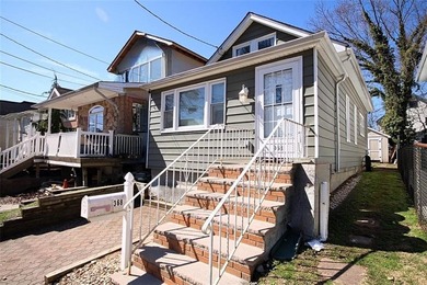 Location! Location! Location! Detached 1 family house in the - photo 1