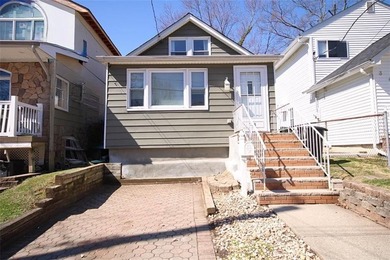 Location! Location! Location! Detached 1 family house in the - photo 3