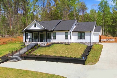 Beautiful move-in ready home featuring modern finishes, lake - photo 4