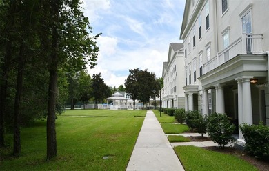FRESHLY PAINTED AND NEW CARPETING: Beautiful townhome-style - photo 30