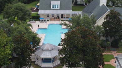 FRESHLY PAINTED AND NEW CARPETING: Beautiful townhome-style - photo 33