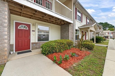 Freshly painted 2-bedroom, 2-bath townhome-style condo in a - photo 1