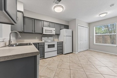 Freshly painted 2-bedroom, 2-bath townhome-style condo in a - photo 7