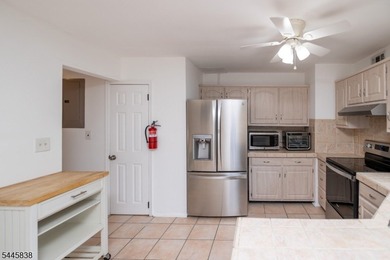 Welcome to this meticulously kept 2-bedroom townhouse complete - photo 12