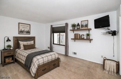 Welcome to this meticulously kept 2-bedroom townhouse complete - photo 27