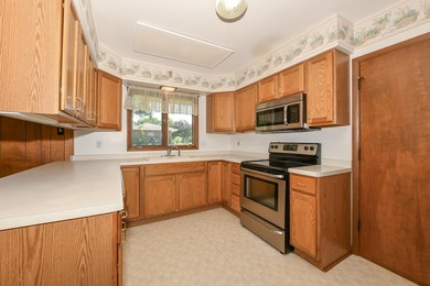Spacious and inviting 3 bedroom, 2 bath ranch on a beautiful - photo 16