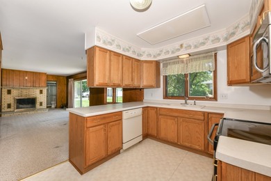 Spacious and inviting 3 bedroom, 2 bath ranch on a beautiful - photo 17