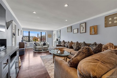 Bright 3-bedroom, 2-bathroom co-op in the heart of Long Beach - photo 2