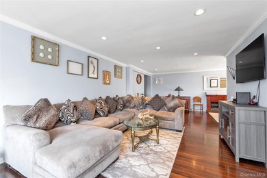 Bright 3-bedroom, 2-bathroom co-op in the heart of Long Beach - photo 4