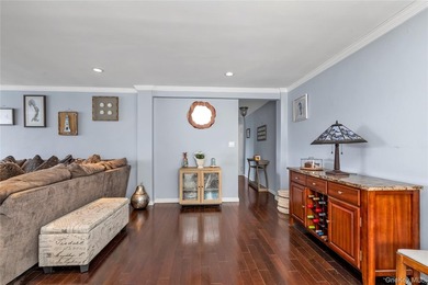 Bright 3-bedroom, 2-bathroom co-op in the heart of Long Beach - photo 7