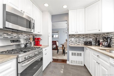 Bright 3-bedroom, 2-bathroom co-op in the heart of Long Beach - photo 8