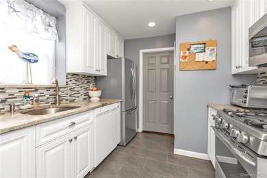 Bright 3-bedroom, 2-bathroom co-op in the heart of Long Beach - photo 9