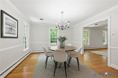 Gorgeous one owner well maintained custom built home in Bexley! - photo 11