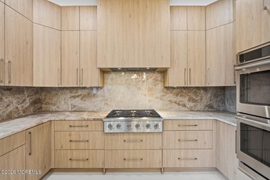 LUXURY NEW CONSTRUCTION! This Gorgeous House is 4135 sq ft. 8 - photo 14