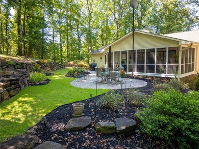 Discover an exceptional retreat in Westminster, where privacy - photo 2