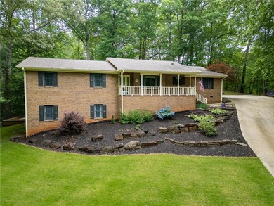 Discover an exceptional retreat in Westminster, where privacy - photo 3