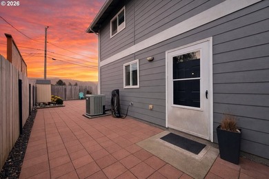 Well-maintained and turn-key, this 3 bedroom, 1.5 bathroom condo - photo 1