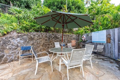 Welcome to Diamond Head Plaza! This beautifully renovated 1 - photo 17