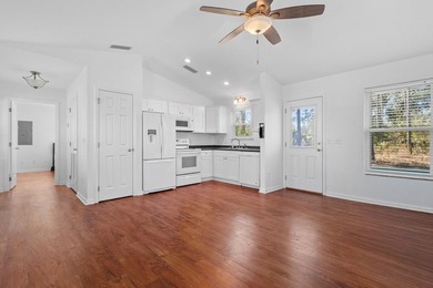 This quaint one bedroom, one bath offers simple southern charm - photo 2